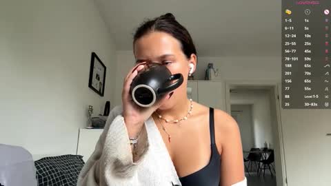 Mia online show from October 16, 7:11 am