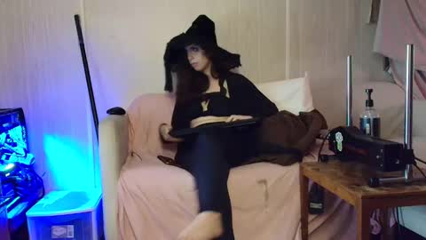 witchbitchmommy online show from September 16, 9:50 am