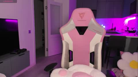 Emi online show from September 15, 7:10 pm