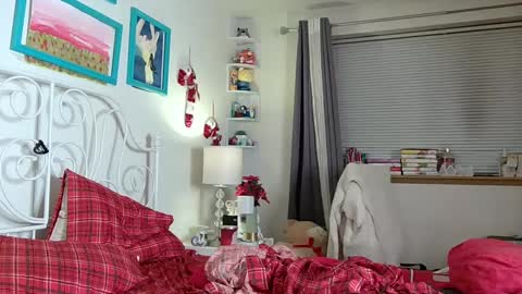 Strawberry Jane online show from December 31, 6:59 am