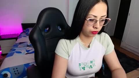 yesie_hot2 online show from March 31, 1:49 am