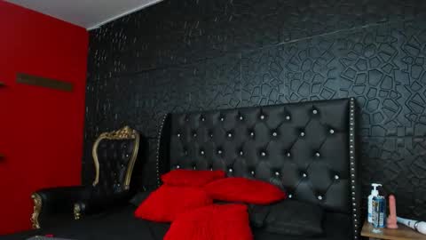 yiyisandoval online show from October 10, 9:31 pm