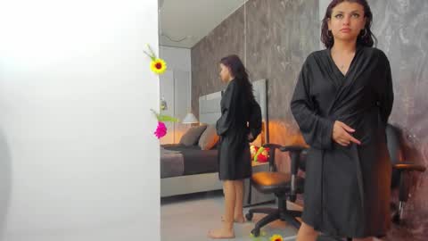 yiyisandoval online show from March 23, 10:38 pm