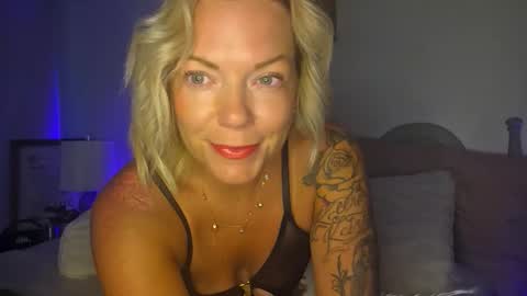 Yogiblondebangme online show from May 3, 11:30 pm