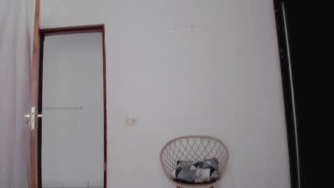 insta  yourboniee online show from February 9, 4:29 pm