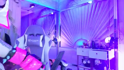    online show from February 8, 4:22 pm