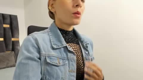 ziataylor online show from February 25, 11:15 pm