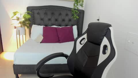 Zoe  online show from March 3, 11:58 am