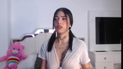 zoe_kravitx_ online show from October 22, 5:12 am