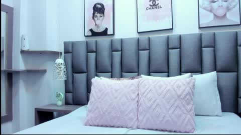 Zoe Krug online show from April 6, 12:06 pm