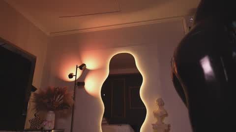 zoevidal_ online show from March 14, 12:06 pm