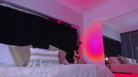 zoevidal_ online show from February 8, 11:33 am