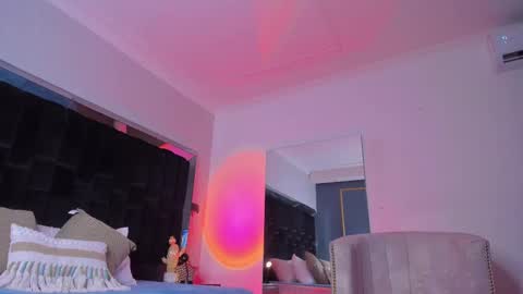 zoevidal_ online show from February 22, 11:57 am