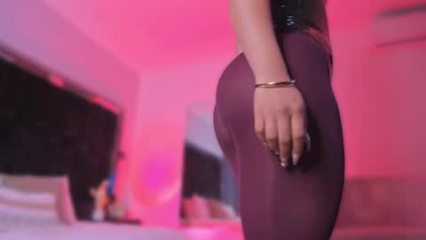 zoevidal_ online show from September 14, 12:25 pm