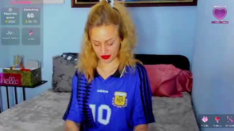 Mia online show from June 17, 8:43 pm