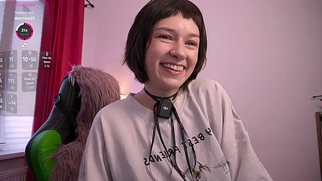 VivianLy  online show from February 28, 1:32 pm