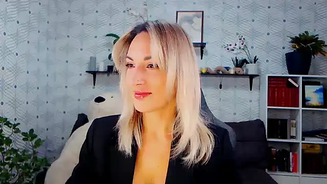 MillaXQueen online show from November 11, 2:25 pm