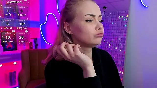 StephanieSweety online show from April 3, 7:12 pm