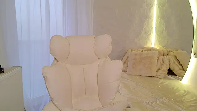 moniqque online show from December 18, 7:57 am