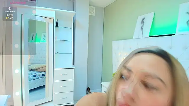 Lindacarterr  online show from April 13, 7:14 pm