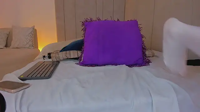 luisah  online show from April 16, 9:39 pm