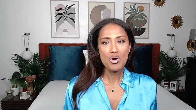 ShanialaFrancaise online show from November 21, 1:35 pm