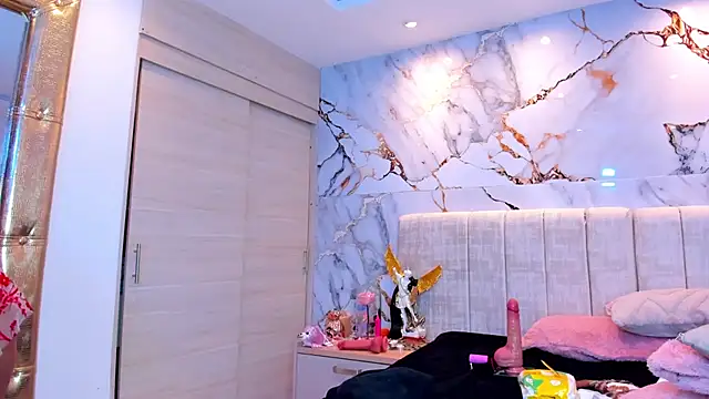 kiana cream online show from April 5, 3:00 pm