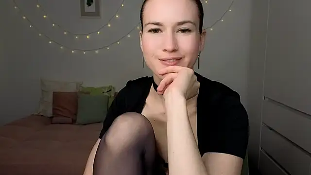 AliciaNewell online show from April 18, 7:07 pm