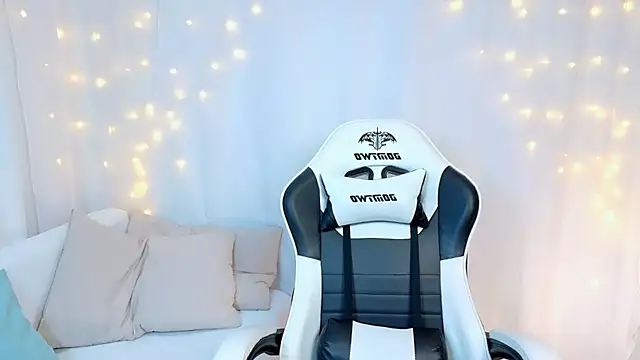 Lily Daviss online show from May 16, 1:19 am
