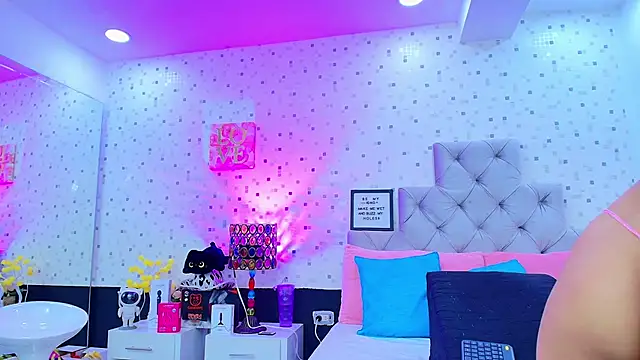 JulietaReyess online show from February 3, 11:59 am