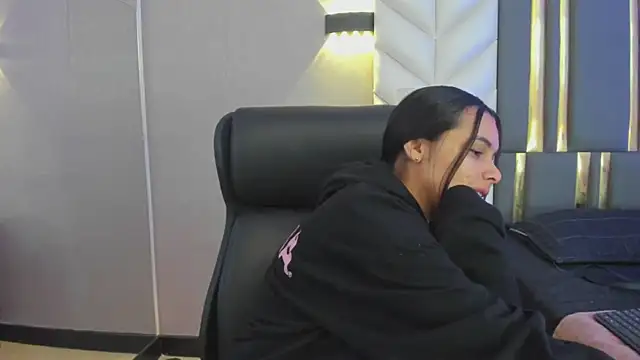 ChloeHarper  online show from April 9, 11:37 am