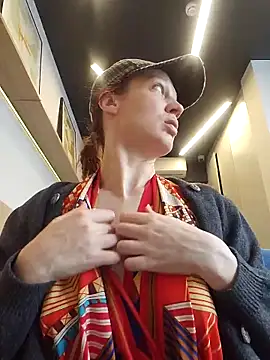 Exhibitionsplit online show from April 21, 9:16 am