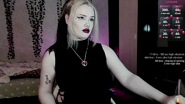 strawberry elfcat online show from April 16, 2:34 am