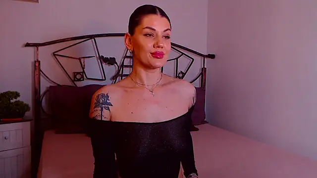 YvonneEverlee online show from January 8, 8:57 pm