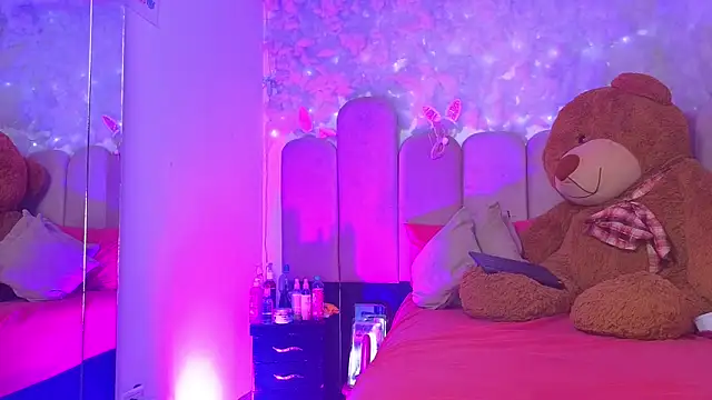 puca ebony online show from October 4, 7:40 pm