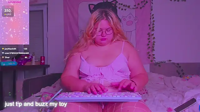 Freakcute  online show from October 5, 12:04 am