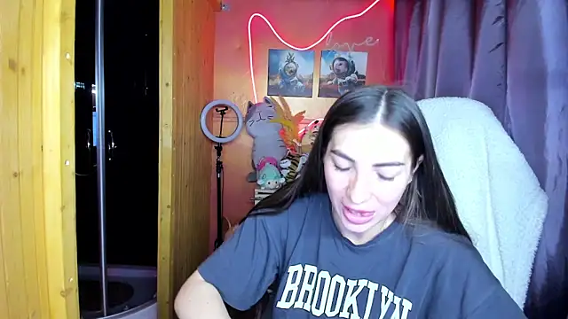 Fiery Brunette  online show from June 4, 3:45 am