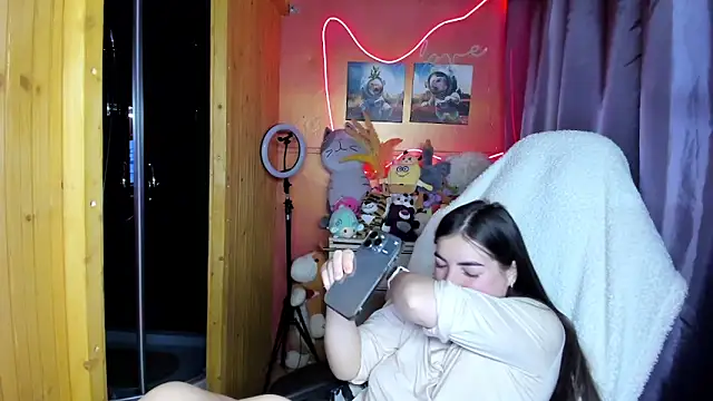 Fiery Brunette  online show from April 25, 5:21 am