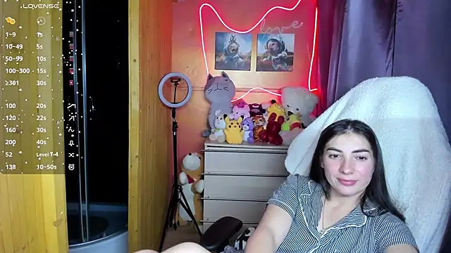 Fiery Brunette  online show from October 13, 2:31 pm