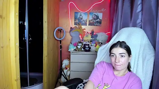 Fiery Brunette  online show from April 10, 6:30 am