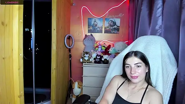 Fiery Brunette  online show from July 19, 5:10 am