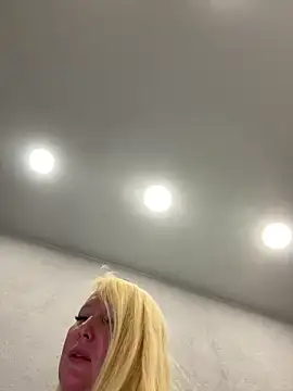 EmmaInLove23 online show from November 10, 3:18 pm