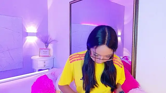 AbrilBrent online show from December 18, 9:08 pm