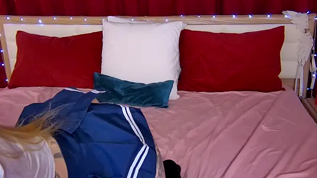 Lovely Caroline online show from November 30, 1:43 am