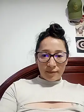 emilypoppy3 online show from September 16, 1:46 am