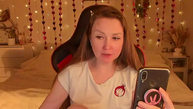 desperatehousewife   online show from February 13, 7:26 pm