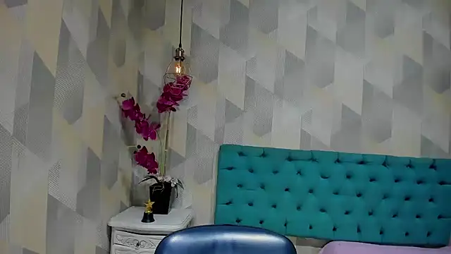 LindaBreeS online show from October 4, 4:00 pm