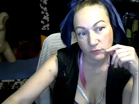 wLESLYMOSw online show from October 10, 9:36 am