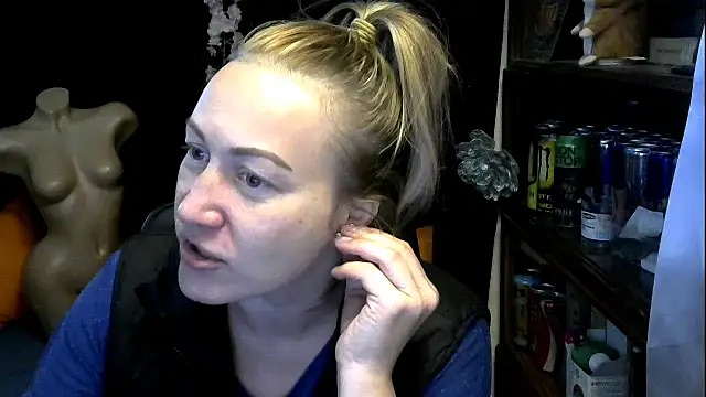 wLESLYMOSw online show from October 23, 9:48 am