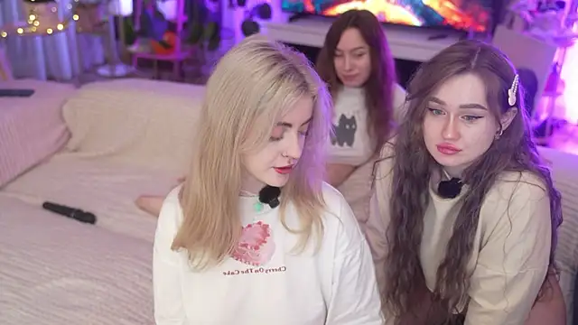 your favoritegirls online show from November 15, 2:34 am